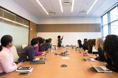 How to conduct a business meeting (with best practices)